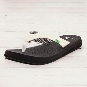 Sanuk black white thong slip on yoga rubber shoes 9 NEW